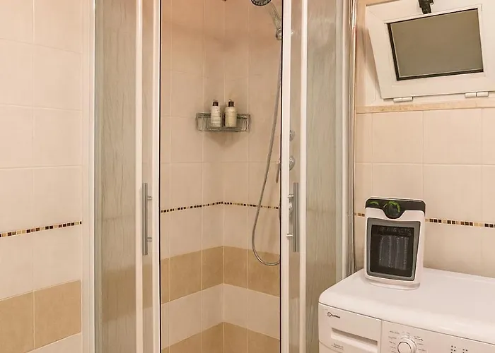 Апартаменты Grey Angel Oak House Near The Station